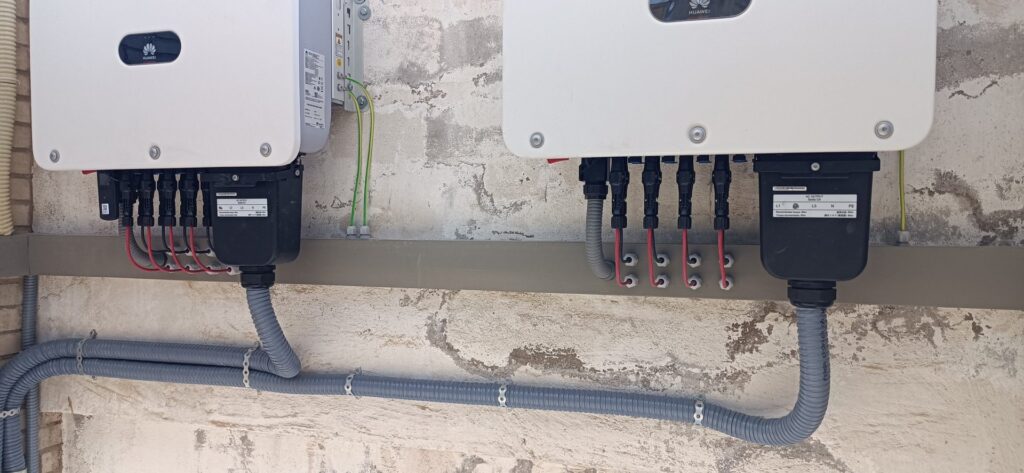 Inversores fotovoltaicos instalados en pared con canalización ordenada Inversores fotovoltaicos instalados en pared con canalización ordenada