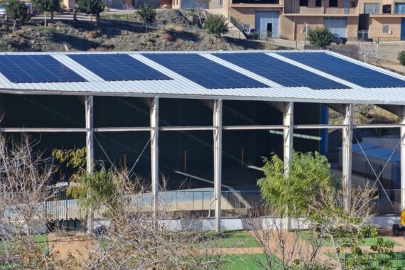 Vista frontal de la pérgola deportiva cubierta con módulos solares Vista frontal de la pérgola deportiva cubierta con módulos solares