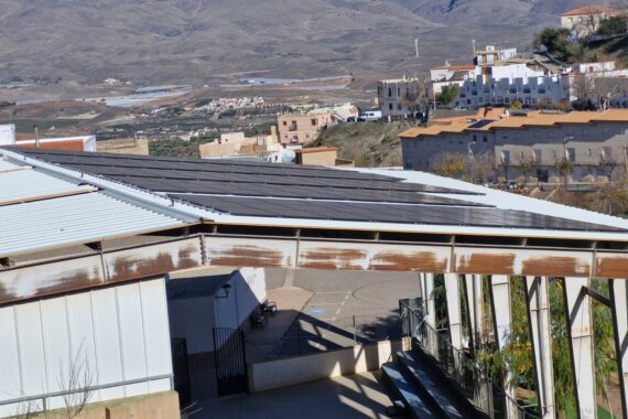 Vista elevada de la cubierta solar del frontón con el valle al fondo Vista elevada de la cubierta solar del frontón con el valle al fondo