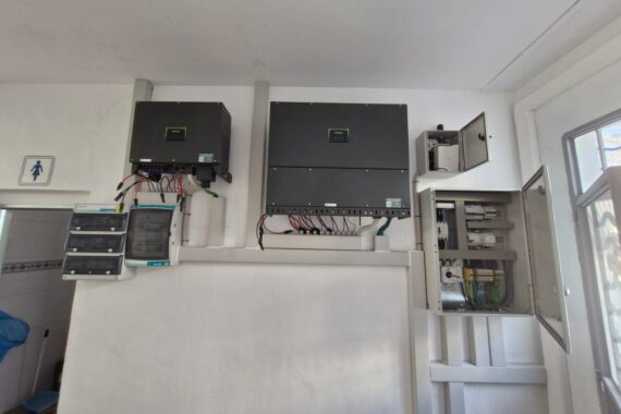 Sala técnica con inversores y cuadros eléctricos de la instalación de autoconsumo Sala técnica con inversores y cuadros eléctricos de la instalación de autoconsumo