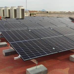 Campo fotovoltaico con lastres sobre cubierta plana de un edificio de oficinas