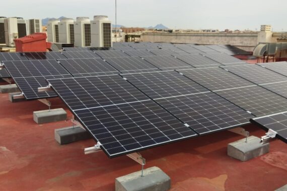 Campo fotovoltaico con lastres sobre cubierta plana de un edificio de oficinas