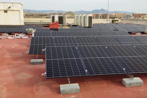 Vista general de las filas de módulos solares en la azotea