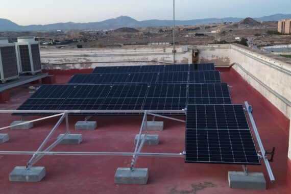 Módulos fotovoltaicos en cubierta con la sierra al fondo