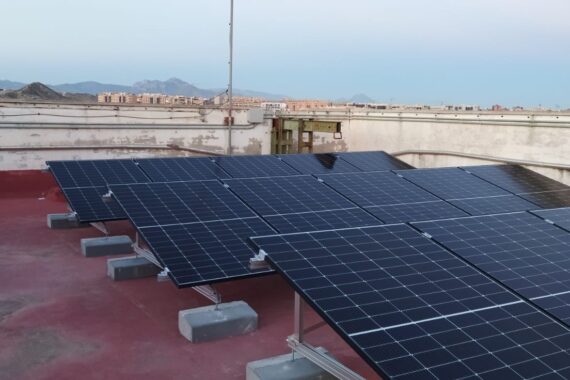 Filas de módulos con estructura inclinada en azotea