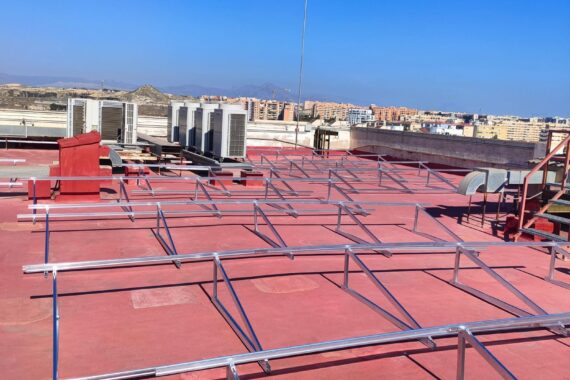 Estructura de aluminio montada en cubierta antes de colocar los módulos