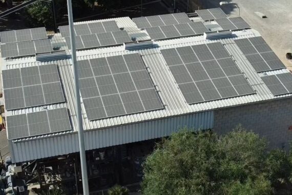 Nave industrial con módulos fotovoltaicos coplanares vista desde dron