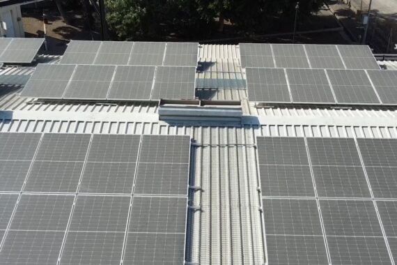 Detalle aéreo de módulos fotovoltaicos sobre cubierta industrial