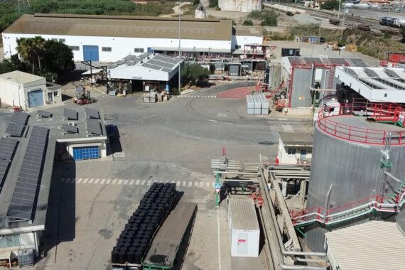 Vista general de la planta industrial con varias cubiertas fotovoltaicas