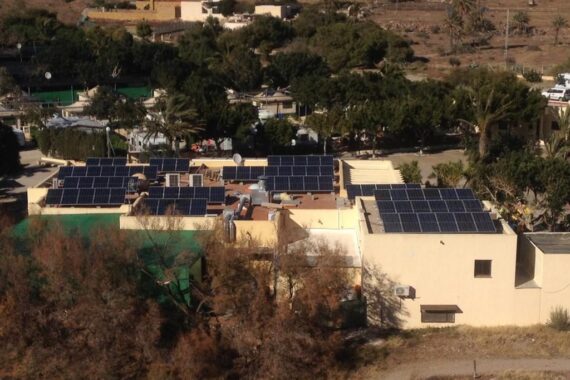 Vista elevada de los bungalós del camping con placas solares en cubierta