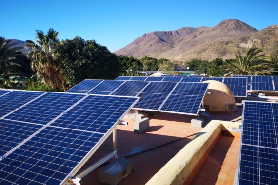 Instalación fotovoltaica en cubiertas con las montañas volcánicas al fondo