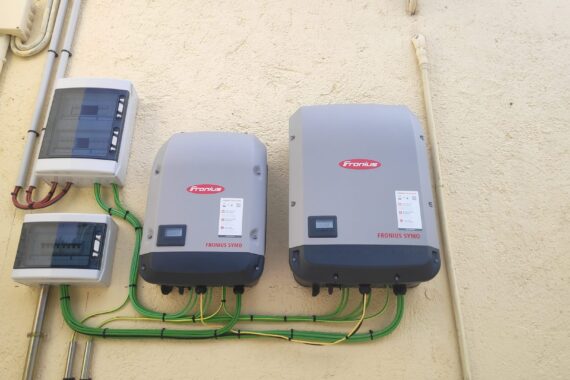 Inversores y cuadros de la instalación instalados en pared exterior