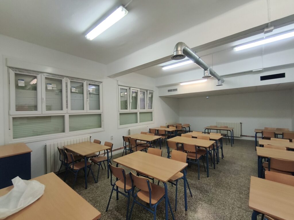 Aula rehabilitada con nuevas ventanas, iluminación LED y conductos de ventilación Aula rehabilitada con nuevas ventanas, iluminación LED y conductos de ventilación