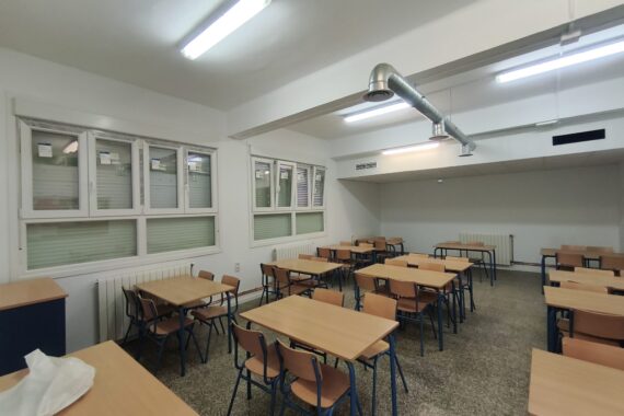 Aula rehabilitada con nuevas ventanas, iluminación LED y conductos de ventilación Aula rehabilitada con nuevas ventanas, iluminación LED y conductos de ventilación