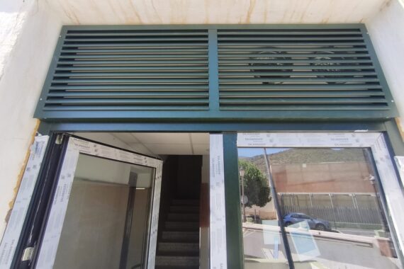 Acceso con nueva carpintería y celosía de ventilación Acceso con nueva carpintería y celosía de ventilación
