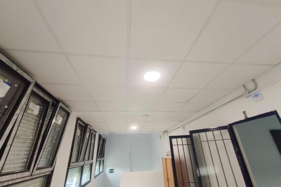 Pasillo con falso techo nuevo, luminarias LED y ventanas sustituidas Pasillo con falso techo nuevo, luminarias LED y ventanas sustituidas